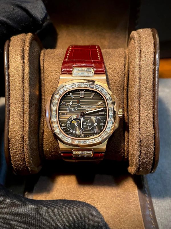 ĐỒNG HỒ PATEK PHILIPPE NAUTILUS 5724R 001 VÀNG HỒNG 18K KIM CƯƠNG THIÊN NHIÊN