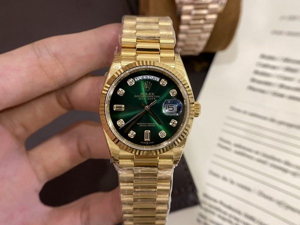 Mặt số chải tia tạo nên tính độc đáo cho chiếc đồng hồ Rolex Day Date 36 128238